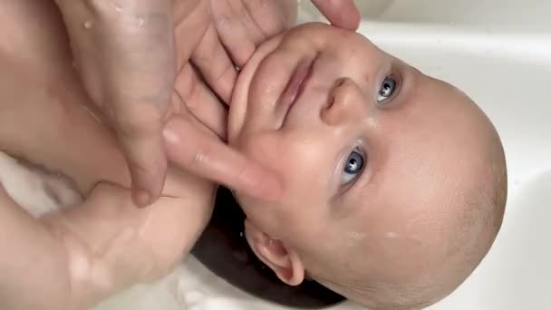 Matka Kąpiąca Się Miesięcznego Syna Dziecięcej Kąpieli Mama Wylewająca Niego — Wideo stockowe