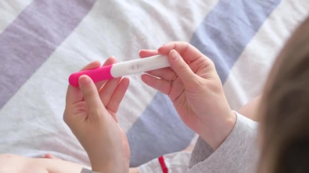 Šťastná Žena Leží Posteli Dělá Těhotenský Test Nerozpoznatelná Dívka Držící — Stock video