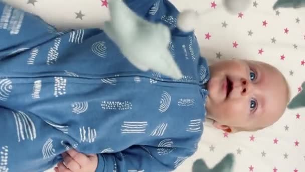 Bebek Beşiğinde Sırt Üstü Yatan Yeni Doğmuş Tatlı Bir Erkek — Stok video