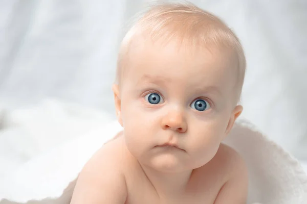 Lindo Bebé Con Ojos Azules Retrato Primer Plano Niño Mirando —  Fotos de Stock