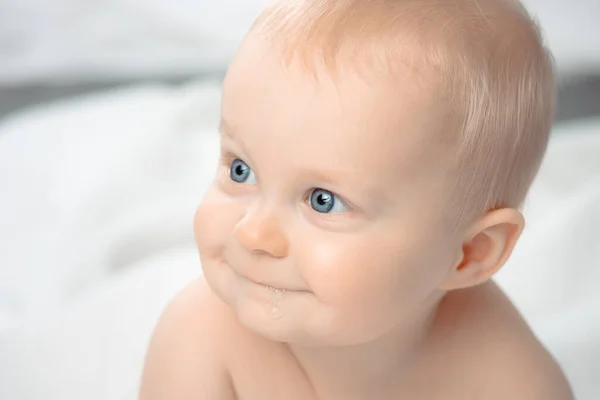 Söt Baby Med Blå Ögon Närbild Porträtt Liten Pojke Tittar — Stockfoto
