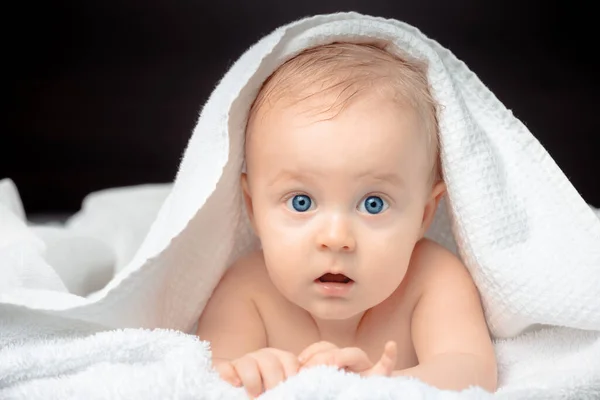 Lindo Bebé Con Ojos Azules Retrato Primer Plano Niño Mirando —  Fotos de Stock