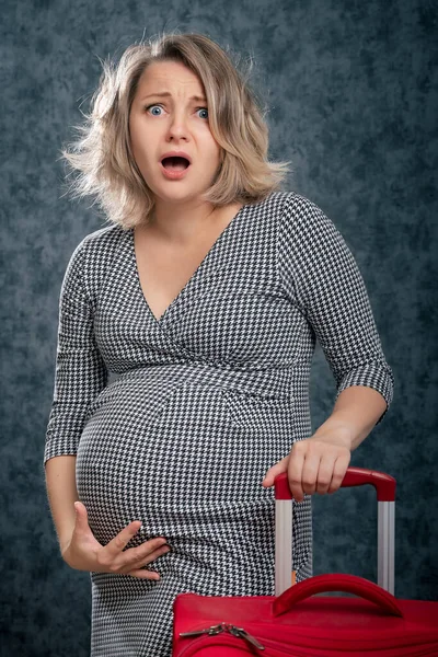 漂亮而震惊的孕妇 带着装有产科医院的手提箱 准备分娩 感情用事的孕妇 — 图库照片