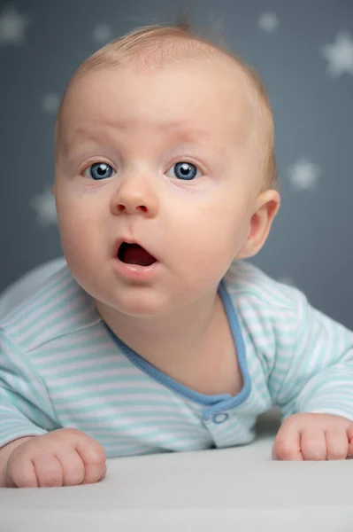 Χαριτωμένο Νεογέννητο Μωρό Μπλε Μάτια Κοντινό Πορτρέτο Αγοράκι Κοιτάζει Την — Φωτογραφία Αρχείου