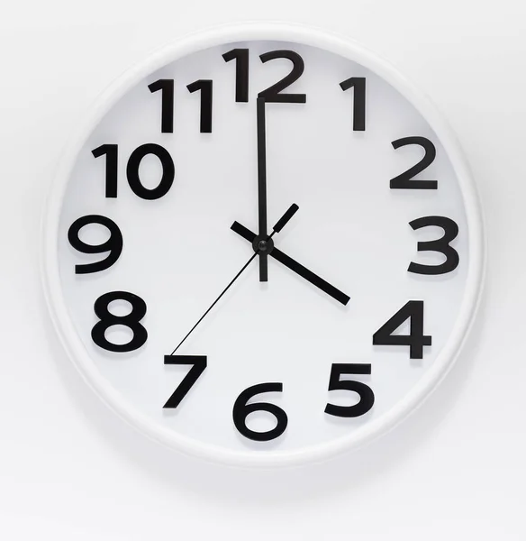 白い背景に隔離された白い大きなアナログシンプルな壁時計 時間管理の概念 — ストック写真