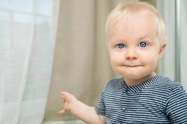 Милый Мальчик Голубыми Глазами Портрет Закрытия Малий Хлопчик Вдома Дивиться — стокове фото