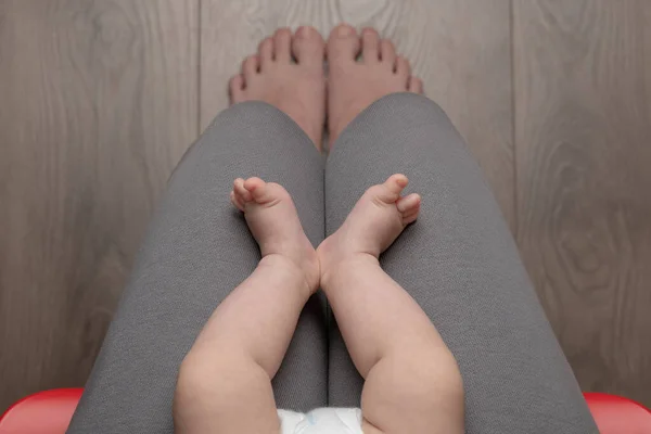 Mujer Irreconocible Sentada Silla Sosteniendo Bebé Sus Piernas Mamá Hijo —  Fotos de Stock