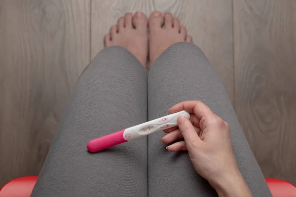Schwangere Mit Positivem Schwangerschaftstest Sitzt Auf Stuhl Draufsicht Schwangerschaftskonzept — Stockfoto