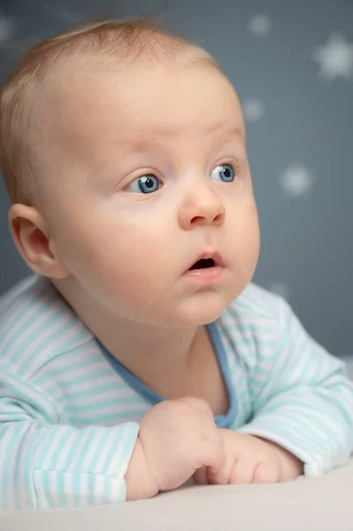 Niedliches Neugeborenes Mit Blauen Augen Nahaufnahme Porträt Kleiner Junge Schaut Stockbild
