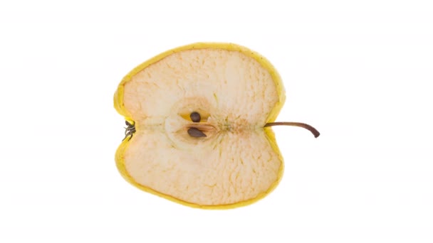 4K時間新鮮なリンゴの半分のラップはすぐに乾燥し 白い背景に隔離されました ドライアウトし 果物のタイムラプスを縮小 — ストック動画
