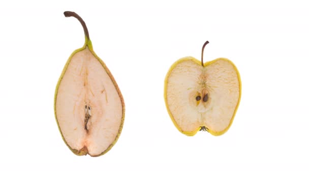 4K一半新鲜梨子和梨子的时间消逝得很快 被白色的背景隔开 缩短水果的保质期 — 图库视频影像