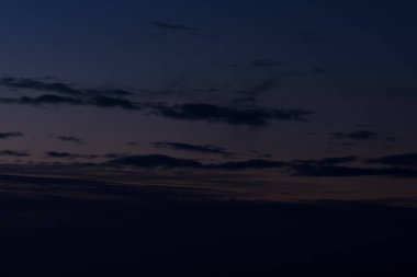 Yumuşak bulutlu gündoğumu gökyüzünün arka planı. Renkli şafak gökyüzü.