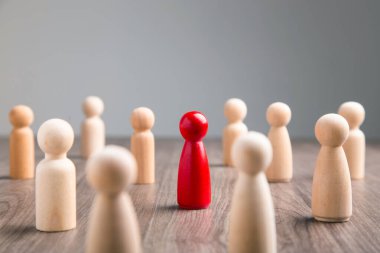 Tahta figürler kalabalıktan göze çarpıyordu. Üyeleri birbirine bağlar. Takım çalışması, topluluk, toplum