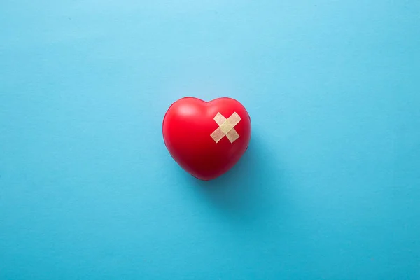 Yapışkan Alçılı Kırmızı Kalp Üst Manzara Kardiyoloji Kavramı — Stok fotoğraf