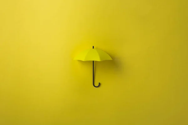 Paraguas Amarillo Aislado Sobre Fondo Púrpura Inversión Negocios Concepto Verano — Foto de Stock