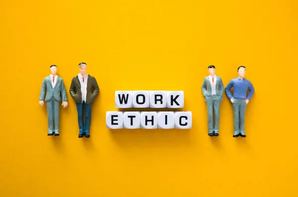 Miniaturfigur Mit Arbeitsethischen Wörtern Auf Gelbem Hintergrund Ethisches Geschäftskonzept — Stockfoto