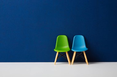 Mavi duvara karşı iki sandalye..