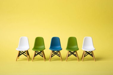 Kalabalıktan uzakta duran mavi sandalye.