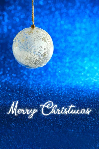 Biglietto Natale Congratulazioni Una Palla Natale Bianca Trasparente Con Neve — Foto Stock