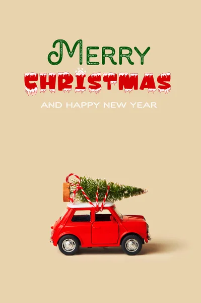 テキストとヴィンテージの背景にクリスマスツリーを運ぶ赤いレトロなおもちゃの車 メリークリスマスとハッピーニューイヤー お祝いのコンセプト グリーティングカード 贈り物のコンセプト — ストック写真