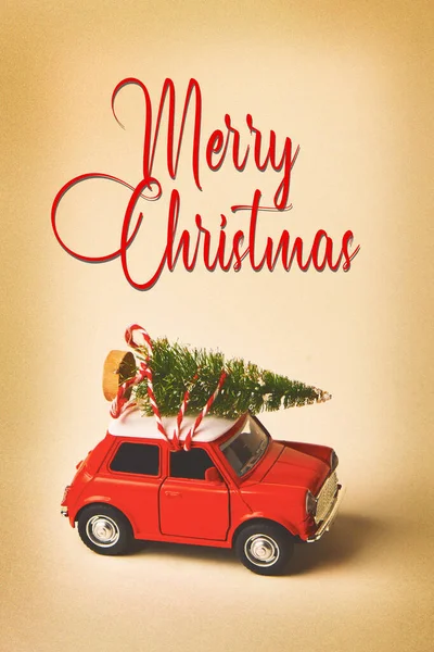 Κόκκινο Ρετρό Αυτοκίνητο Παιχνίδι Μεταφέρουν Ένα Χριστουγεννιάτικο Δέντρο Vintage Φόντο — Φωτογραφία Αρχείου
