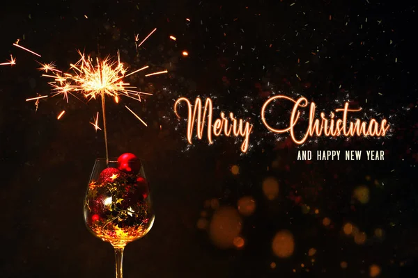 Wesołych Świąt Szczęśliwego Nowego Roku 2023 Szklanka Wina Czerwonymi Kulkami — Zdjęcie stockowe