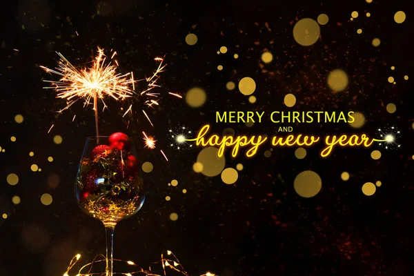 Mutlu Noeller Mutlu Yıllar 2023 Kırmızı Noel Topları Yanan Maytaplı — Stok fotoğraf