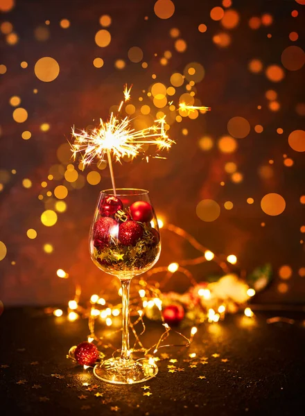 Felice Anno Nuovo Fuoco Artificio Bruciante Bengala Bicchiere Vino Con — Foto Stock