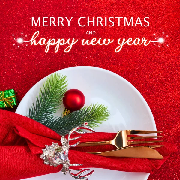 クリスマスと新年の休日のテーブル赤い輝きの背景に設定します お祝いだ メリークリスマスとハッピーニューイヤーテキスト 赤の休日の装飾 グリーティングカード — ストック写真