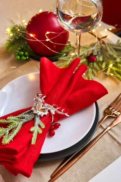Traditional Christmas Table Place Setting Close Golden Cutlery Linen Napkin — Stock Photo, Image
