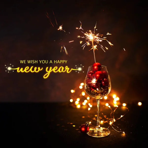Σας Ευχόμαστε Καλή Χρονιά 2023 Ποτήρι Κρασιού Κόκκινες Χριστουγεννιάτικες Μπάλες — Φωτογραφία Αρχείου