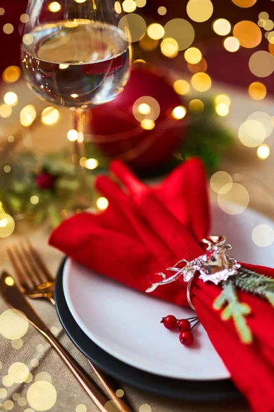 Lieu Table Noël Traditionnelle Mise Place Proche Couverts Dorés Serviette Photo De Stock