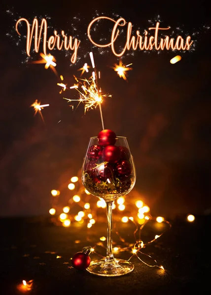 Καλά Χριστούγεννα 2023 Ποτήρι Κρασιού Κόκκινες Χριστουγεννιάτικες Μπάλες Και Λαμπιρίζοντας — Φωτογραφία Αρχείου