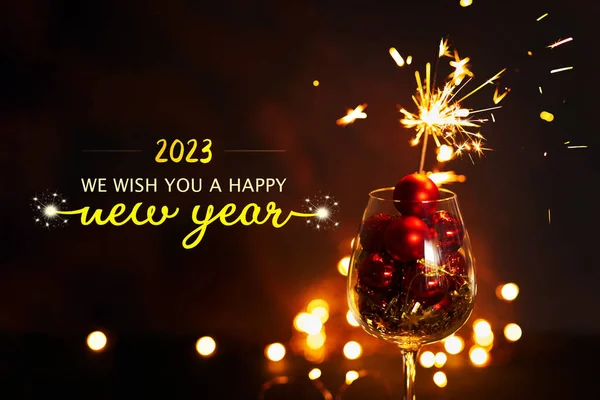 Wij Wensen Een Gelukkig Nieuwjaar 2023 Wijnglas Met Rode Kerstballen — Stockfoto