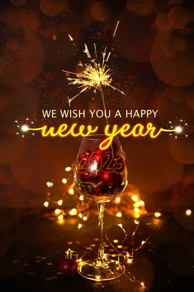 Wij Wensen Een Gelukkig Nieuwjaar 2023 Wijnglas Met Rode Kerstballen — Stockfoto