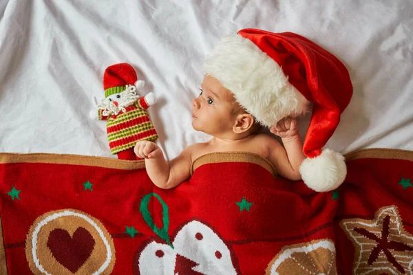 Pequeno Bebê Recém Nascido Vestindo Chapéu Papai Noel Encontra Sob — Fotografia de Stock