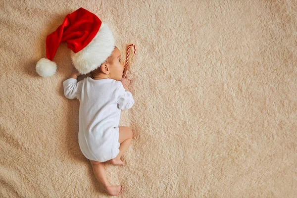 Pequeno Bebê Recém Nascido Adormecido Vestindo Chapéu Papai Noel Macacão — Fotografia de Stock
