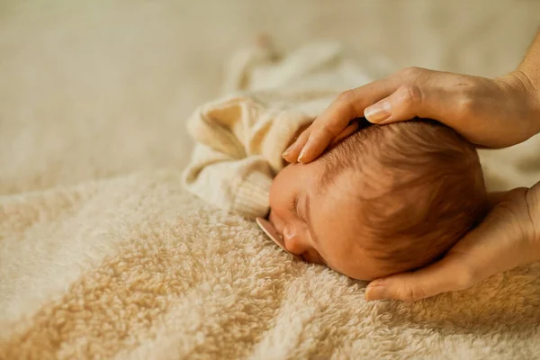 수없는 아버지가 아기의 머리를 침대에서 모습을 가까이 수있다 — 스톡 사진