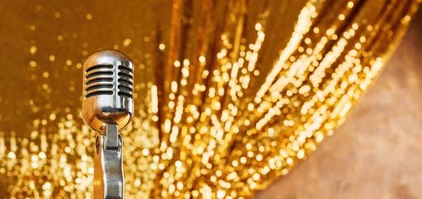 Silbernes Retro Instrument Vor Dem Hintergrund Eines Golden Glitzernden Bühnenvorhangs — Stockfoto