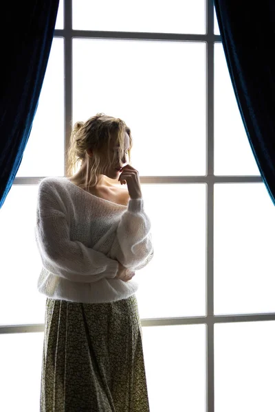 Stylowa Młoda Kobieta Nowoczesnym Wnętrzu Kontrastowym Świetle Świecącego Okna — Zdjęcie stockowe