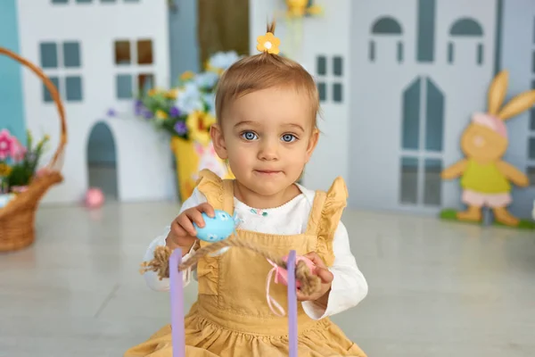 Baby Girl Celebrate Easter Funny Happy Kid Playing Easter Egg — Stock Photo, Image