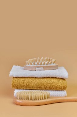 Doğal bambu masaj fırçaları ve spa masajı için havlular. Havluda doğal kıllarla masaj fırçası. Ev yapımı spa konsepti, kişisel bakım.