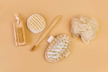 Banyodan çeşitli ekolojik eşyalar, yüz ve vücut bakımı ve bej arka planda fotokopi uzayı eşliğinde hijyen. Sıfır atık. Minimum düzlük. Üst görünüm.