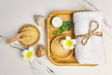 Tahta tepside kaplıca ve banyo aksesuarları, tahta kaşıkta banyo denizi tuzu, havlu, deniz taşı, beyaz orkideler. Spa ve masaj ürünleri gebeliği belirler. Üst veiw