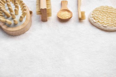Masaj tedavisi konsepti. Banyodan vücut bakımı için çeşitli ekolojik malzemeler beyaz arka planda fotokopi alanı ile birlikte. Sıfır atık. Üst Manzara. Boşluğu, düzlüğü, üst görünümü olan spa arkaplanı
