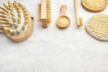 Masaj tedavisi konsepti. Banyodan vücut bakımı için çeşitli ekolojik malzemeler beyaz arka planda fotokopi alanı ile birlikte. Sıfır atık. Üst Manzara. Boşluğu, düzlüğü, üst görünümü olan spa arkaplanı