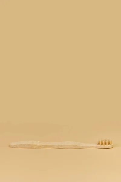 Μπαμπού Ξύλινη Οδοντόβουρτσα Μπεζ Φόντο Οικολογικά Χωρίς Πλαστικά Μηδενικά Απόβλητα — Φωτογραφία Αρχείου