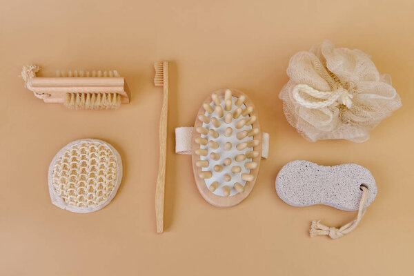 Разнообразные эко-вещи из ванной для ухода за лицом и телом и гипсовые на бежевом фоне с пространством для копирования. Концепция нулевых отходов. Минимальная квартира. Вид сверху.