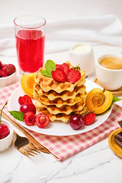 Desayuno Saludable Con Gofres Belgas Con Fresas Albaricoques Cerezas Jugo — Foto de Stock