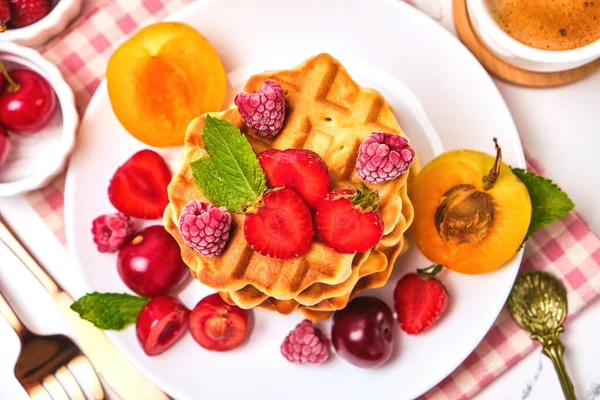 Desayuno Saludable Con Gofres Belgas Con Fresas Albaricoques Cerezas Jugo —  Fotos de Stock